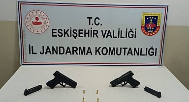 Ruhsatsız tabancaları satmak isteyen şüpheli jandarmadan kaçamadı