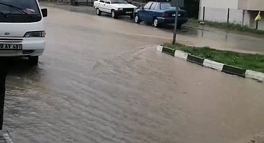 Sağanak sonrası yollar göle döndü, iş yerlerini su bastı