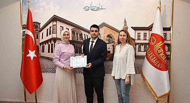 Sağlık kahramanına başarı belgesi takdim edildi