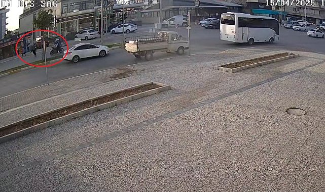 Sahipsiz köpekten korkarak yola fırlayan çocuğa motosiklet çarptı