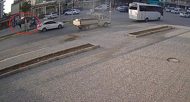 Sahipsiz köpekten korkarak yola fırlayan çocuğa motosiklet çarptı