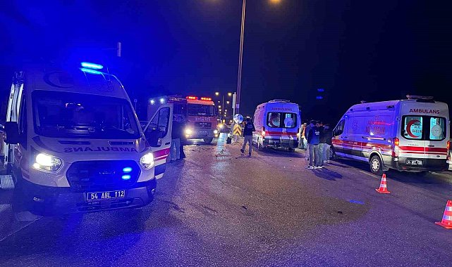 Sakarya'da duble yolda iki otomobil çarpıştı: 1'i ağır 7 yaralı