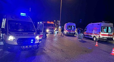 Sakarya'da duble yolda iki otomobil çarpıştı: 1'i ağır 7 yaralı