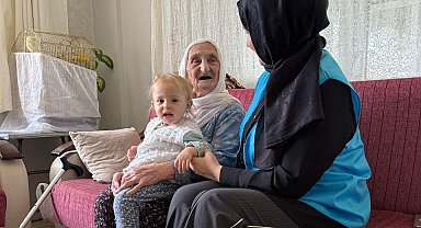 Sakarya'nın 105 yaşındaki çınarına tebessüm oldular