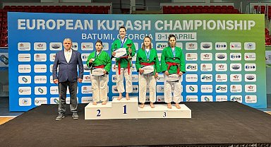 Sakaryalı sporcu Gürcistan'da Türk Bayrağı'nı dalgalandırdı