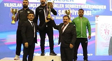 Sakarya'nın güreşçileri Sivas'ta şampiyon oldu