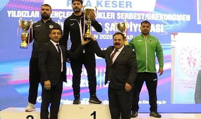 Sakarya'nın güreşçileri Sivas'ta şampiyon oldu