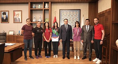 Şampiyon sporcular valilik makamında ağırlandı