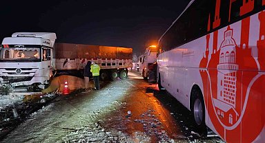 Samsun-Ankara yolunda otobüs ile tır çarpıştı: 5 yaralı