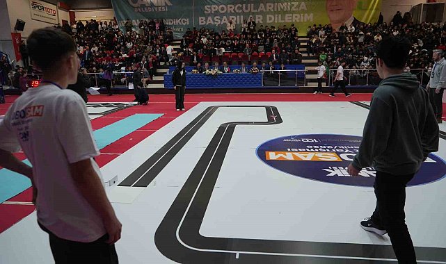 Samsun'da öğrenciler tasarladıkları robotlarla yarıştı