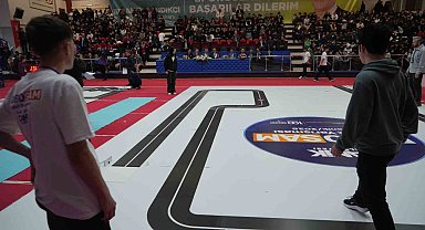Samsun'da öğrenciler tasarladıkları robotlarla yarıştı