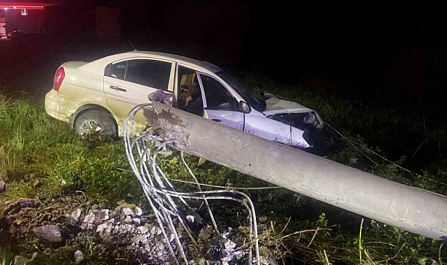 Samsun'da otomobil elektrik direğine çarptı: 1 yaralı