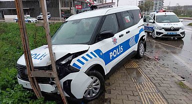 Samsun'da polis aracına minibüs çarptı: 1'i polis 2 yaralı