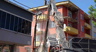 Sancaktepe'de depremde hasar gören 5 katlı bina kontrollü şekilde yıkıldı