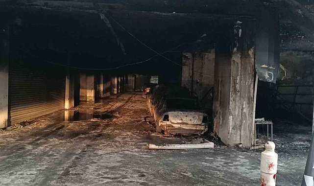 Sancaktepe'de oto galericiler sitesinde çıkan yangının bıraktığı hasar böyle görüntülendi