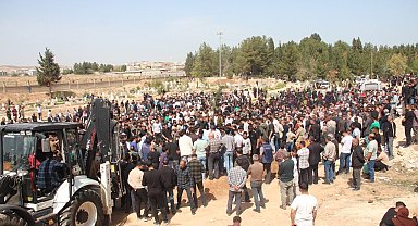 Şanlıurfa'da göçükte hayatını kaybeden 3 işçi gözyaşlarıyla defnedildi