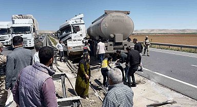 Şanlıurfa'da otomobil ile tır çarpıştı: 4 yaralı
