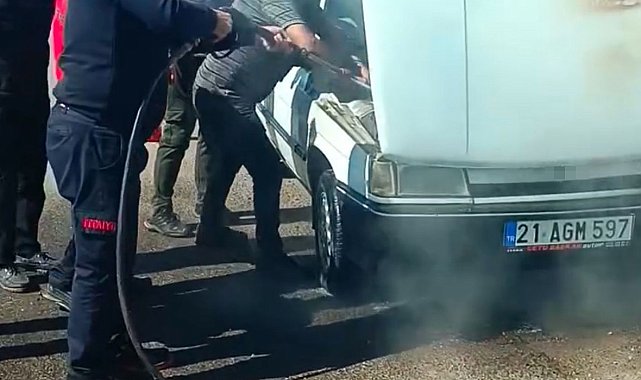 Şanlıurfa'da seyir halindeki otomobil alev aldı