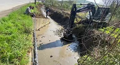 Sapanca Gölü'ne akan akaryakıt minvali madde ekiplerce temizlendi