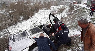 Şarampole devrilen cipin sürücüsü ölümden ağaç sayesinde kurtuldu