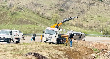 Şarampole yuvarlanan otomobilin içinde bulunanların burnu bile kanamadı