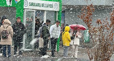 Sarıkamış'a nisanda lapa lapa kar yağdı
