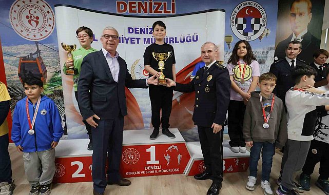 Satrançta küçük ellerden büyük hamleler