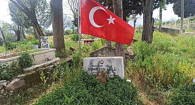 Şehit mezarı başında rengi solan bayrak yenisi ile değiştirildi