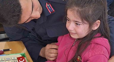 Şehitler Haftası'nda duygulandıran ziyaret: Türk bayrağı hediye edilen öğrenci gözyaşlarına hakim olamadı