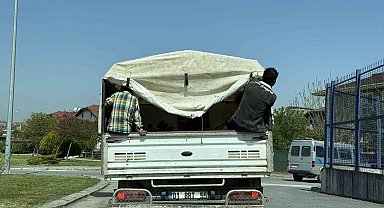 Şehrin göbeğinde kamyonet kasasında çocukların tehlikeli yolculuğu