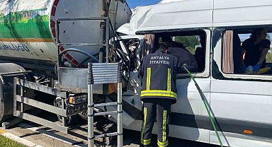Serik'te sulama kamyonu ile tur minibüsü çarpıştı: 6 yaralı