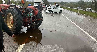 Seyir halinde giden otomobil, traktöre çarptı: 2 yaralı