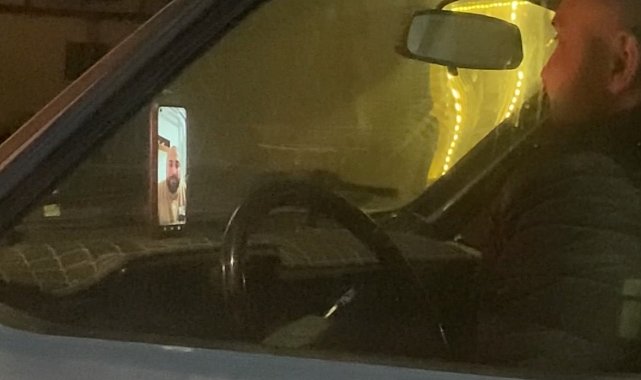 Seyir halinde görüntülü sohbet etti, direksiyonu bırakıp düşen telefonu kaldırdı... O anlar kamerada