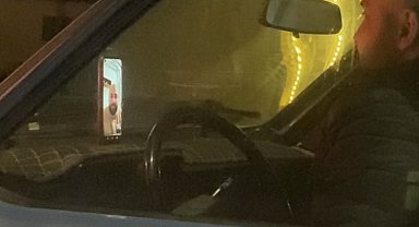 Seyir halinde görüntülü sohbet etti, direksiyonu bırakıp düşen telefonu kaldırdı... O anlar kamerada