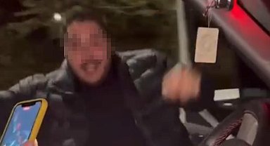 Seyir halindeki aracın kapısını açan sürücü dans ederken yere düştü