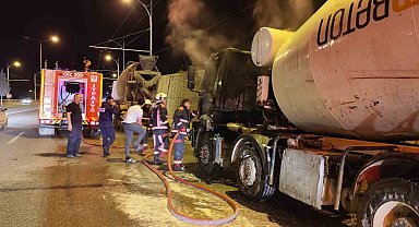 Seyir halindeki beton mikseri alev aldı