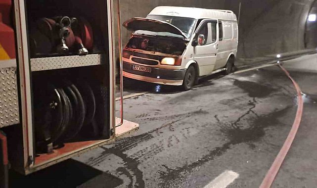 Seyir halindeki minibüs alev aldı