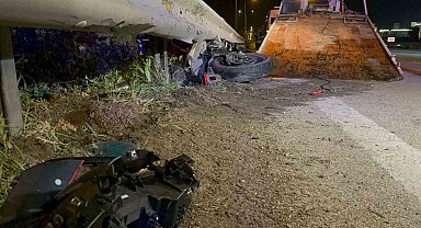 Seyir halindeki motosikletli önce kamyonete, ardından bariyerlere çarparak hayatını kaybetti