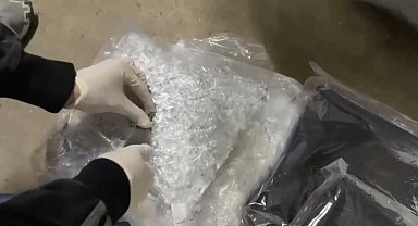 Seyyar pazarcının hediye paketlerinden uyuşturucu çıktı