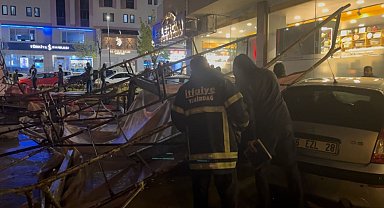 Şiddetli rüzgar bina tadilatı için kurulan iskeleyi devirdi, 3 araç zarar gördü