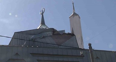 Şiddetli rüzgar nedeniyle Ataşehir'de caminin kaplaması söküldü