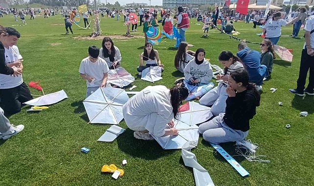 Şiddetli rüzgar uçurtmaları birbirine doladı, öğrencilerin keyifleri yarıda kaldı