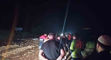 Siirt'te sağanak nedeniyle derler taştı, yollar kapandı