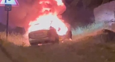 Siirt'te seyir halindeki otomobil alev alev yandı