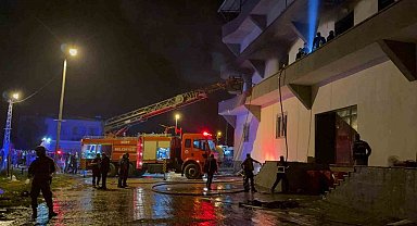 Siirt'te terlik fabrikasında çıkan yangında 11 kişi dumandan etkilendi