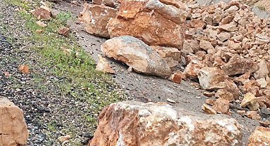 Siirt'te yamaçtan kopan kaya parçaları yola düştü
