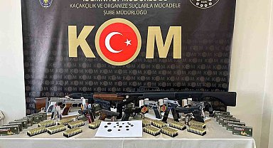 Silah kaçakçıları derin dondurucuya sakladı, polisten kaçamadı