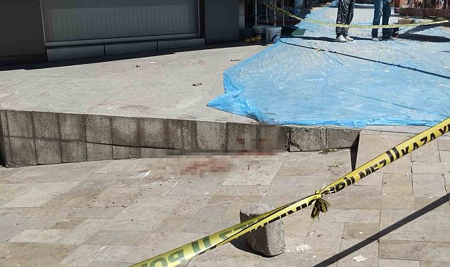 Silahla vurduğu yaralıya yerde yatarken tekme attı