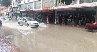 Silifke'de kuvvetli yağış, cadde ve iş yerlerini sular altında bıraktı