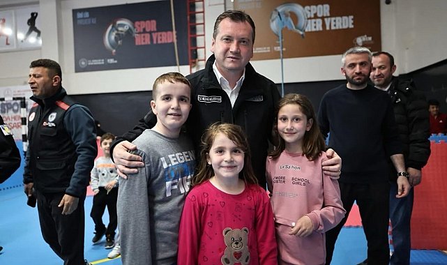 Silivri Belediye Başkanı Balcıoğlu, deprem sonrası Alibey Kapalı Spor Salonu'nu ziyaret etti